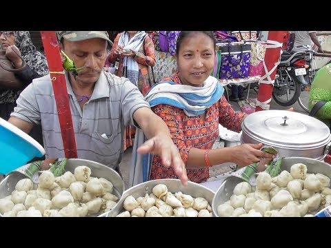 Smiley Happy Husband Wife Selling Veg Momo - 4 Piece @ 10 rs - Lucknow Street Food Video