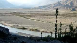 preview picture of video 'Bike trip : Leh to Nubra Valley on Royal Enfield'