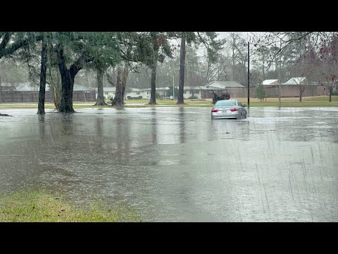 Louisiana floods turns streets into rivers! Heavy rain in Baton Rouge causing flooding