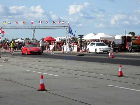 Fapuma vs piros Porsche