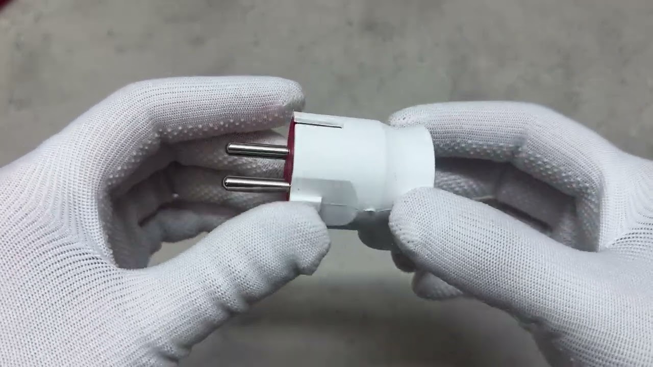 Вилка штепсельная угловая с заземлением NX1004 NEOMAX белая