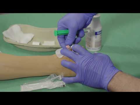 Spülen eines IV Zugangs am Fleximodel Arm-Modell