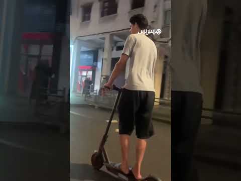 ياسين بونو يتجول على دراجة كهربائية في شوارع الدار البيضاء