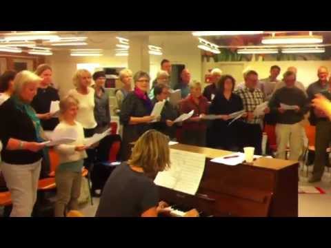 Susi Hyldgaard og Ballerup kor prøve