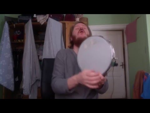 Jens Linell spelar Hyljarliv på tamburin