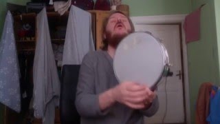 Jens Linell spelar Hyljarliv på tamburin
