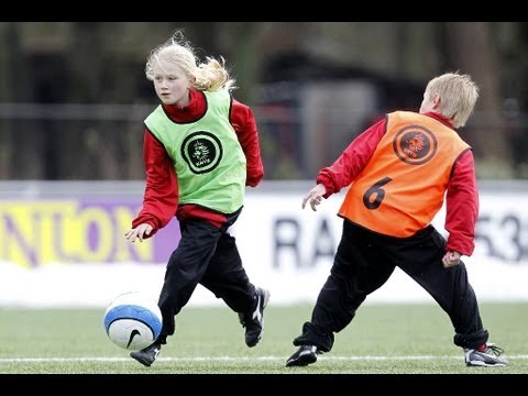 KNVB-oefenstof: Passen met dropkick