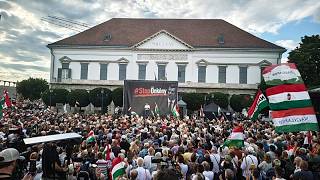 El partido de Orbán se manifiesta en defensa de la democracia, pero sin Viktor Orbán