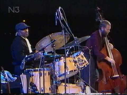 Jazzfest Berlin 1990 - (III) - Pat Metheny Trio - Dave Holland (b) - Roy Haynes (dr) deel 7.avi