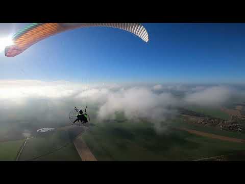 Stratusy i cumulusy PPG. Paramotor above the clouds.