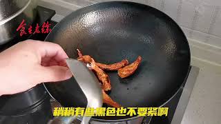 东北家常萝卜粉条汤，加上两个烤辣椒糊香微辣，不好看真好喝 #萝卜粉条汤 #美食教程 #抖音美食 #家常菜 #东北菜