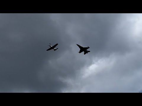 2022 New York Airshow - Air Force heritage flight! F-16 and P-51 Break!