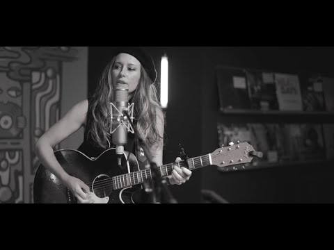 LERA LYNN // LIVE IN-STORE PERFORMANCE AT GRIMEY'S