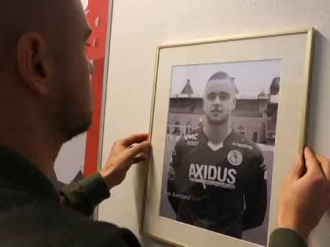 Michel Breuer en Roy Kortsmit hangen hun portret op