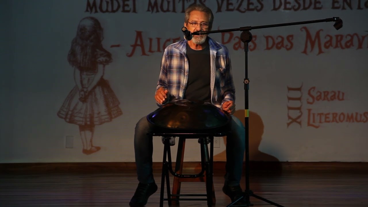 Prof  Roberto Samuel  poema O Lutador de Francisco L Ribeiro e paródia toca hand pan XIII Sarau Letr