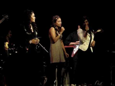 Mai-Yark-Hai-Phan-Kuen-Nee (Live) by the SiS