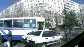 preview picture of video 'Южноукраинск 7.03.2013 ДТП 99-я попала под замес.'