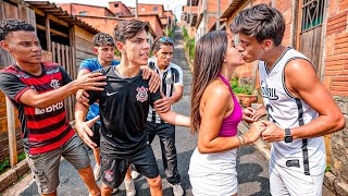 Beijei a Fefe na Frente dos Valentões!!