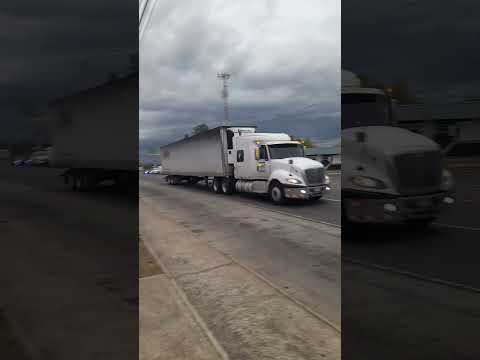 International ProStar refrigerated semi hooted while slow in Aguadulce, Cocle.