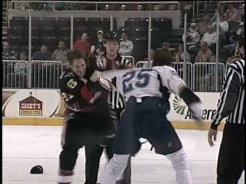 Tyson Strachan fights Michael Blunden