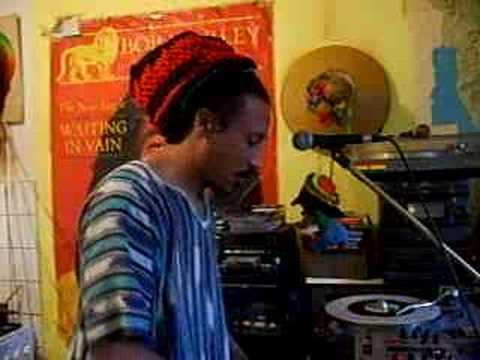 Ras Butoyi a spin some tune