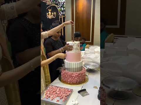 Bride make their own wedding cake 🎂🎂🎂🎂