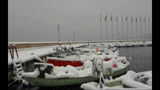 preview picture of video 'Garda Lake snowfall in 2012 winter La nevicata del '12 sul lago di Garda'