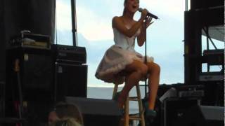 ARIANA GRANDE  ROLLING IN THE DEEP (LIVE)