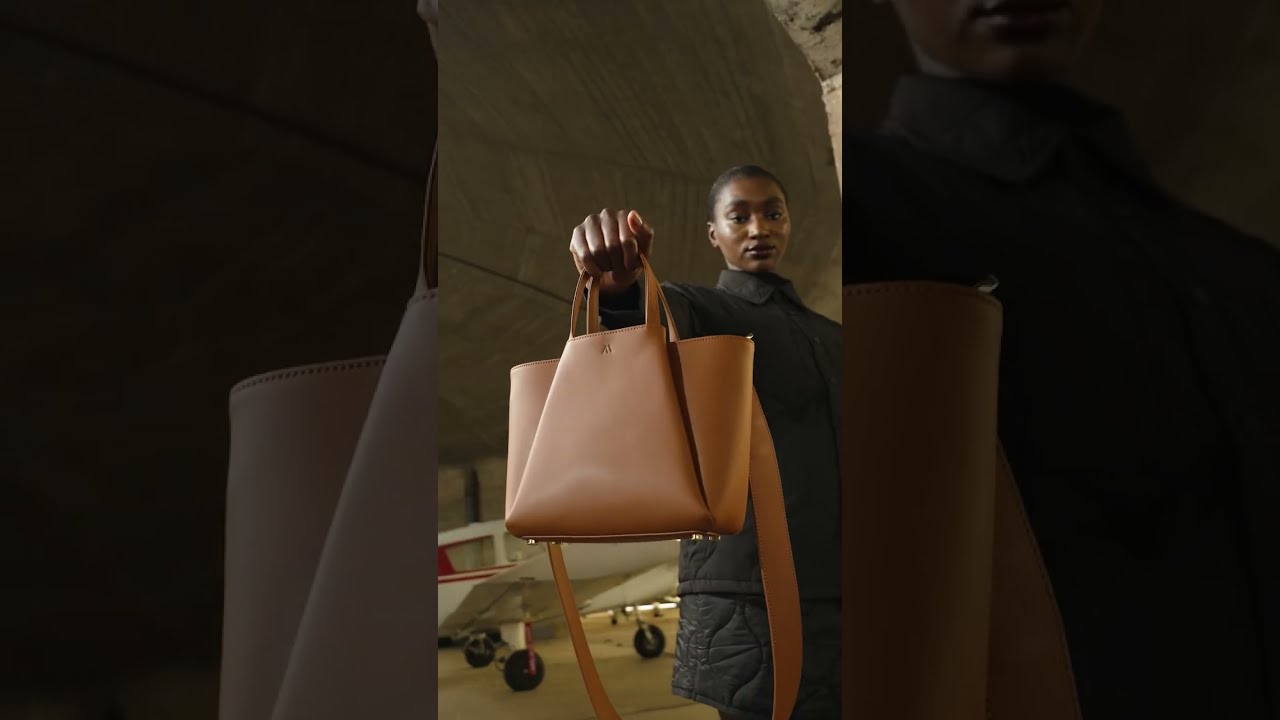 The Mini Pyramid - A luxurious everyday shoulder bag with a minimalistic design