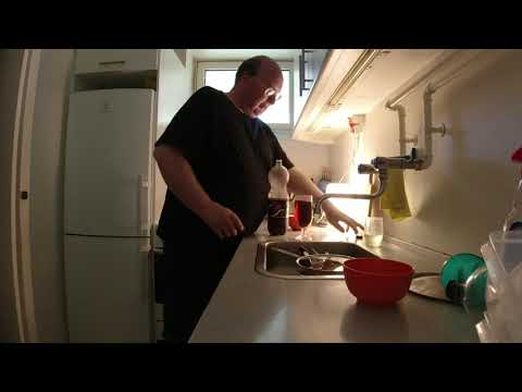 MongoTV_6604 - JOHN TAGER POSE CHIPS OP AF SKRALDEPOSE OG TAGER GLAS COLA