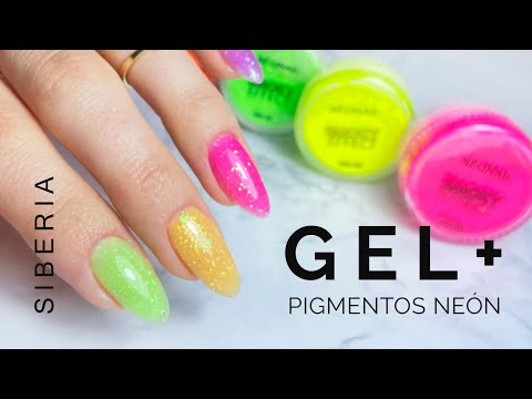 Idea de manicura para el verano de 2023: gel de uñas NEON con polvo SMOKY EFFECT💚