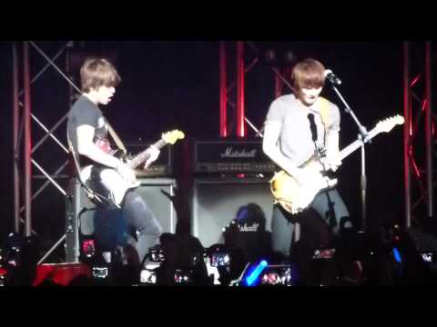[2012.09.22 Fancam HD] CNBLUE live in London - Wake Up