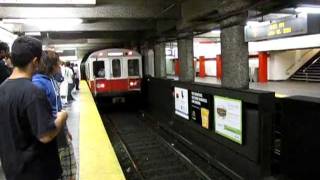 preview picture of video 'MBTA Red Line train to Ashmont arrives at Downtown Crossing station'