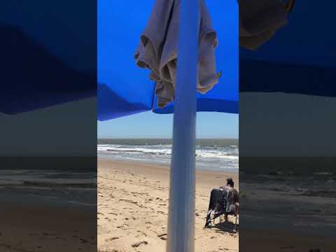 Praia de Santa Clara em São Francisco de Itabapoana na sexta-feira pós carnaval.