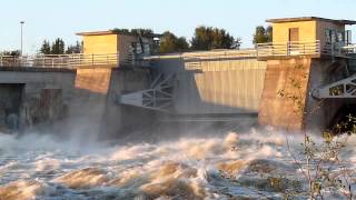 preview picture of video 'Oulu's Merikosken Dam 60-year record high discharge [850m3/s] (HD)'