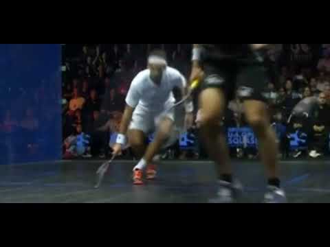 SQUASH TAXI. Roesner makes Mo El Shorbagy dance!