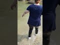 Mit Lackhose Auf Dem Wasserspielplatz