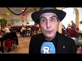 Bewoners verzorgingshuis Laurens Nijeveld genieten van Jazz-optreden Jules Deelder