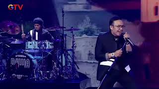 Download lagu Dewa 19 Feat Ari Lasso - Suit..Suit He..He..(Gadis Sexy) mp3 Download lagu Dewa 19 Feat Ari Lasso - Suit..Suit He..He..(Gadis Sexy) mp3