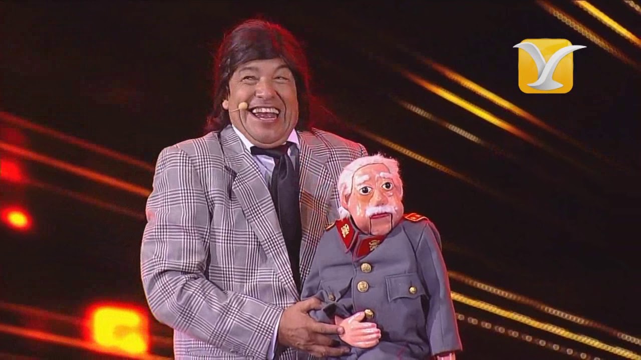 Gigi Martin soprende con muñeco de Pinochet en su rutina humorística.