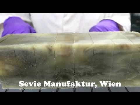 Sevie natural skincare, Seife schneiden, Passionsfruchtöl Seife