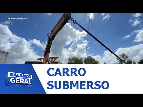 Bombeiros retiram veículo submerso em lagoa às margens da BR-101 em Rosário do Catete - BGT