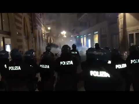 Proteste a Verona contro il DPCM. Interviene la polizia