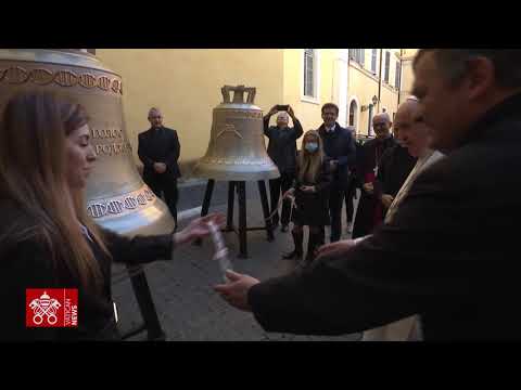 Papa Francesco benedice le campane della vita, «la voce dei non nati»