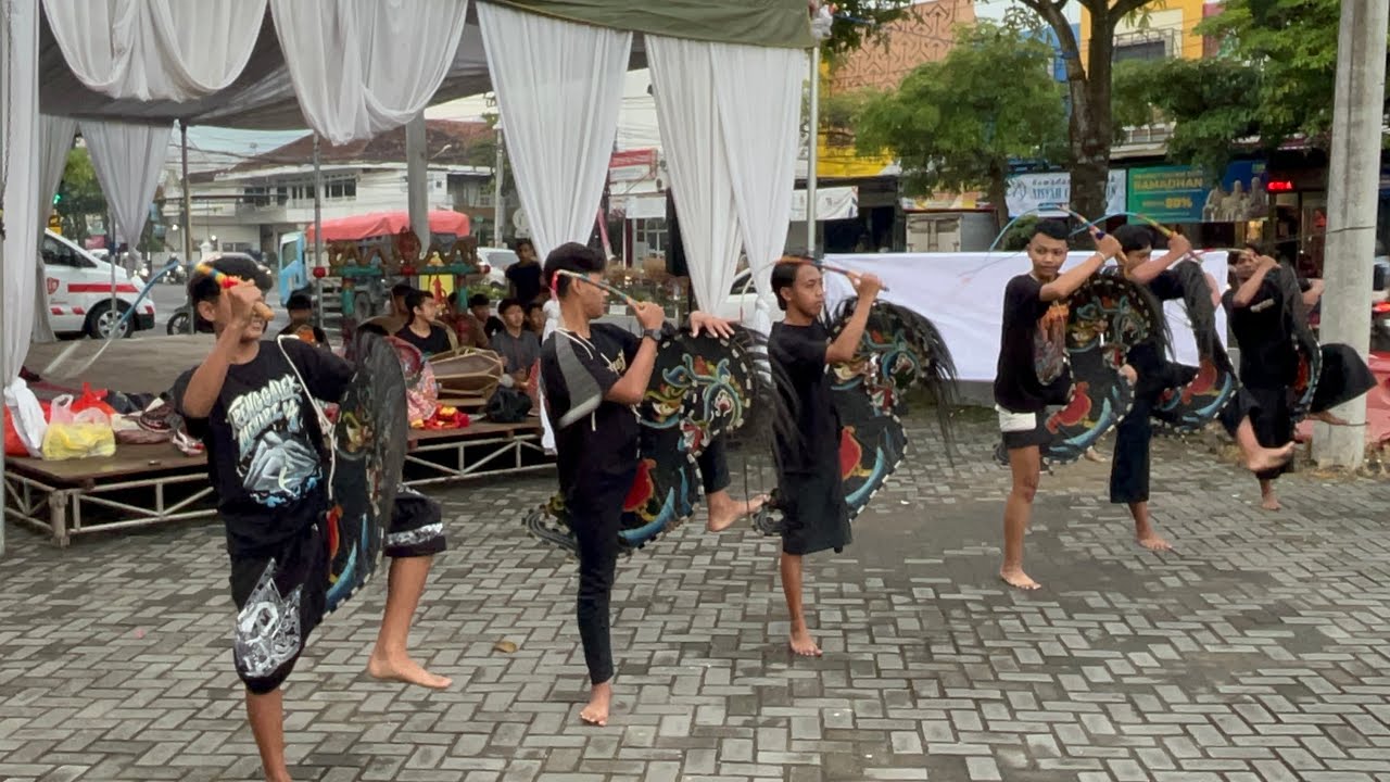 SMK Karya Dharma 1 Trenggalek Berbagi Ramadan, Takjil Dibagikan Sambil Pentas Jaranan