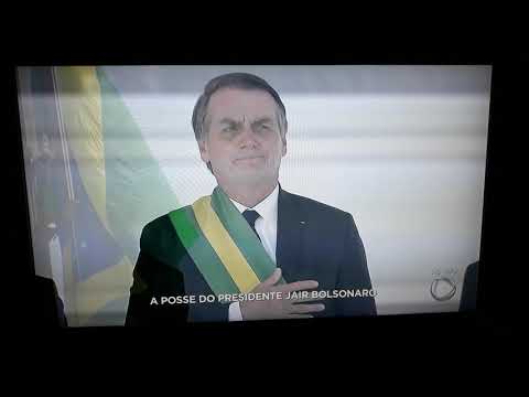 Execução do hino nacional após o presidente Bolsonaro  receber a faixa presidencial