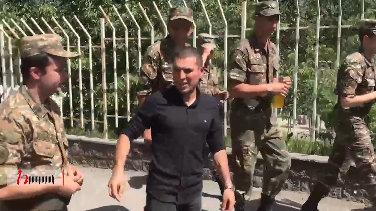 Դիլիջանի 38/8 ընտրատեղամաս, քաղաքացիական անձը զինվորներին ուղղորդում է դեպի տեղամաս