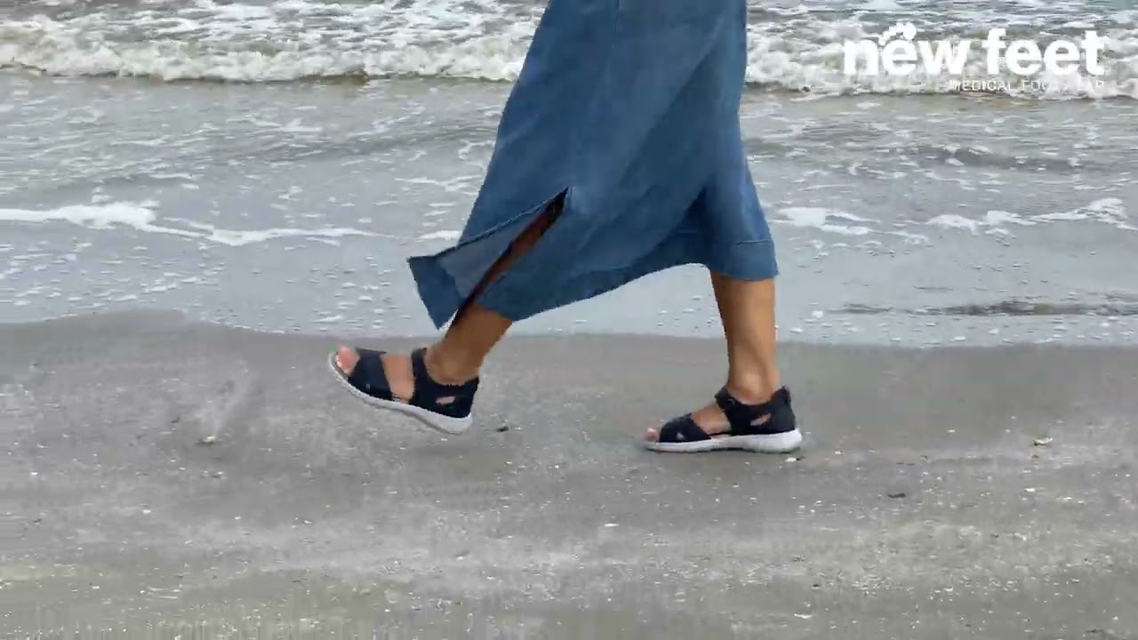 Sandal med halvöppen hälkappa och två kardborreband