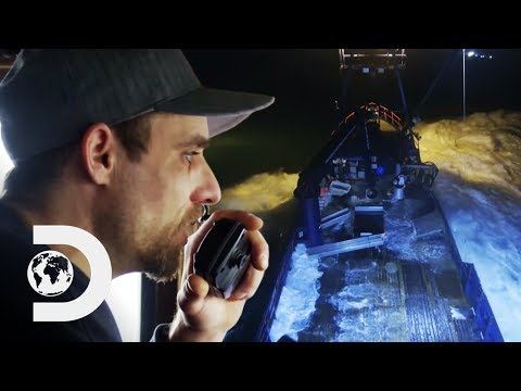 貴重なカニを満載したボートで危険な海をナビゲートします。 (Navigating Treacherous Waters With A Boat Full Of Valuable Crab | Deadliest Catch)