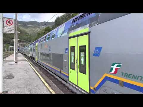 E464 Treno Regionale di Trenitalia con Carrozze Vivalto in Transito a Stazione di Moneglia 27.08.21